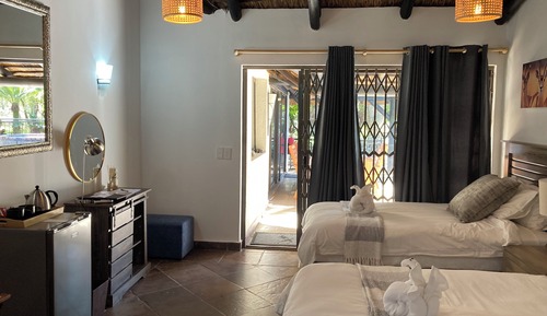 Chambre Deluxe Double ou avec lits jumeaux, salle de bains privée, vue piscine