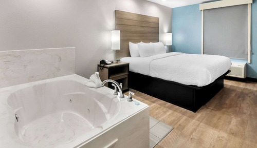 Chambre Standard, 1 très grand lit, non-fumeurs, baignoire à jets