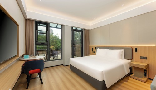 Chambre Standard, 1 très grand lit, balcon