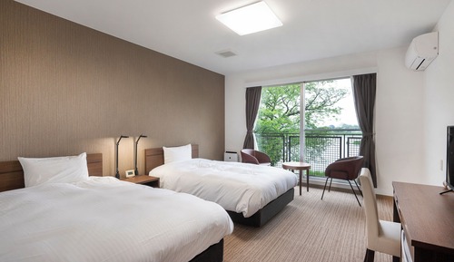 Chambre avec lits jumeaux, vue partielle sur le lac