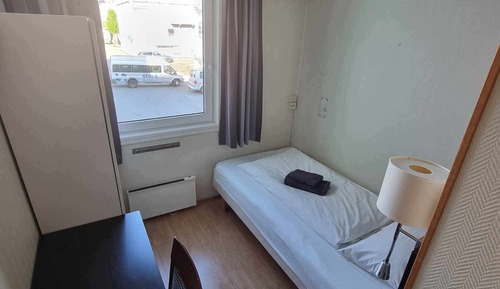 Chambre Simple, salle de bains privée, vue cour intérieure