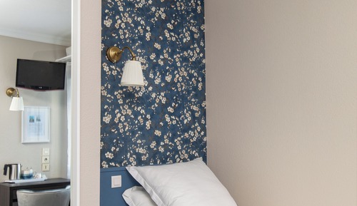 Chambre avec lits jumeaux, salle de bains privée