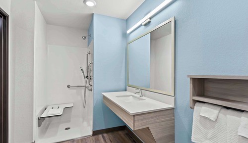 Suite, 1 grand lit, accessible aux personnes à mobilité réduite, non-fumeurs (Transfer Shower)