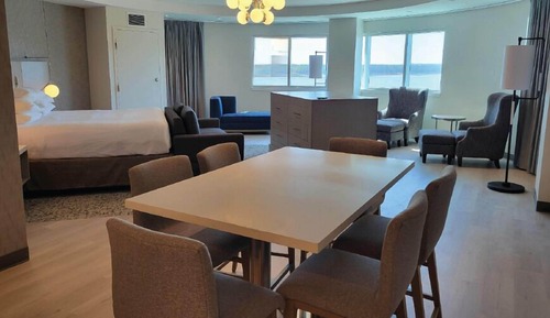 Chambre Junior, 1 très grand lit, non-fumeurs, vue fleuve