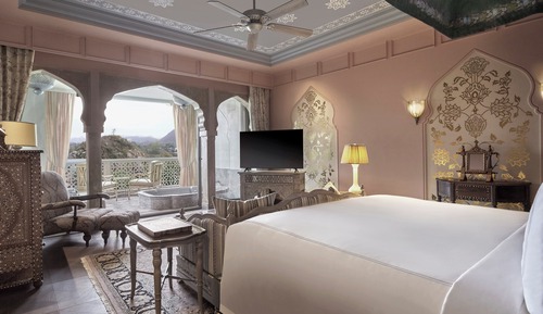 Chambre, 1 très grand lit, piscine privée (Landmark)