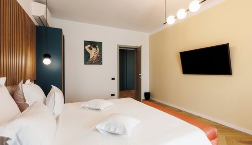 Chambre Double Luxe, 1 grand lit, salle de bains privée, vue piscine