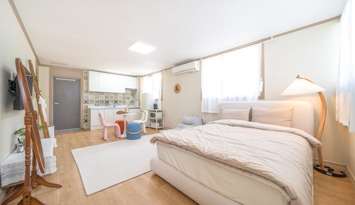 Chambre, 1 chambre (Room 303)