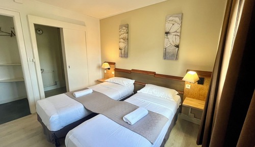 Chambre, 2 lits une place, vue ville