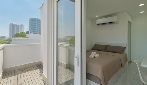Studio Économique, balcon