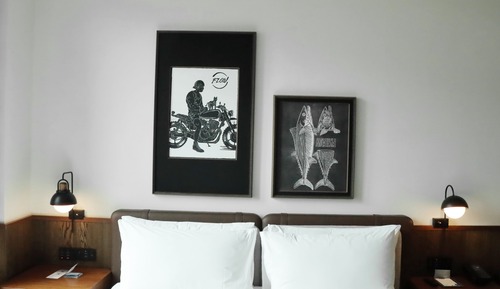 Chambre, 1 très grand lit, vue ville