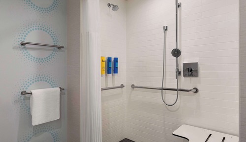 Chambre, 1 très grand lit, accessible aux personnes à mobilité réduite (Roll-In Shower)