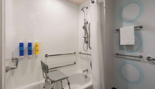 Chambre, 1 très grand lit, accessible aux personnes à mobilité réduite, baignoire