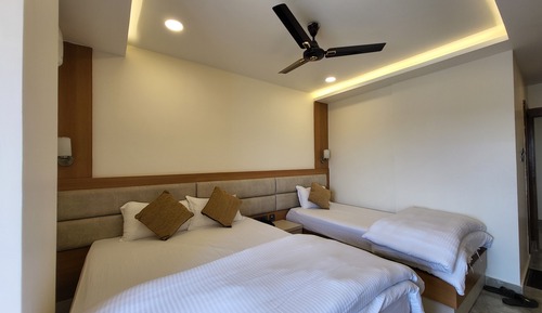 Chambre Triple Deluxe, vue ville, en bord de lac