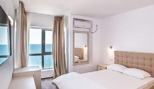 Chambre Triple Standard, plusieurs lits, vue partielle sur la mer