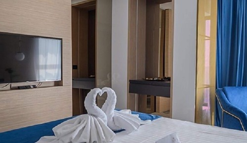 Appartement Supérieur, 1 grand lit et 1 canapé-lit, vue partielle sur la mer