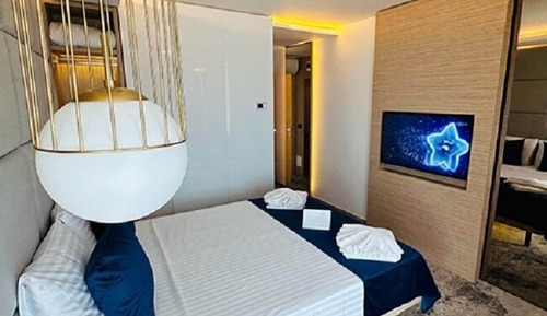 Suite Supérieure, 1 grand lit et 1 canapé-lit, vue partielle sur la mer