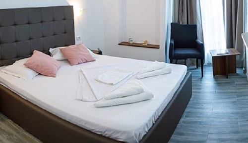 Chambre Double Supérieure, 1 grand lit, vue partielle sur la mer