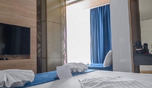 Chambre Triple Standard, plusieurs lits, vue partielle sur la mer