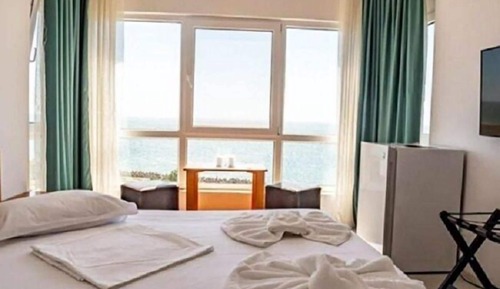 Appartement Supérieur, 1 grand lit et 1 canapé-lit, vue partielle sur la mer