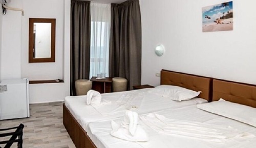 Chambre Triple Standard, plusieurs lits, vue partielle sur la mer