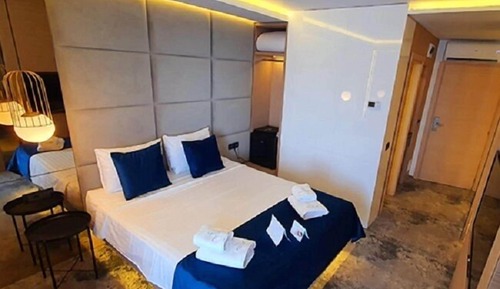 Chambre Double Supérieure, 1 grand lit, vue partielle sur la mer