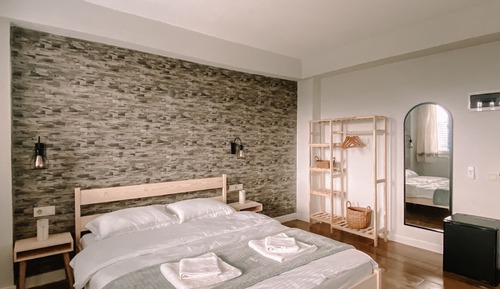 Chambre Supérieure, 1 grand lit et 1 canapé-lit, patio, vue partielle sur la mer