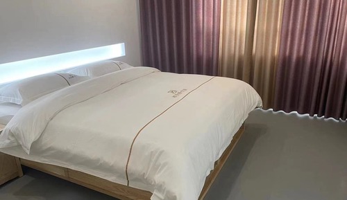 Chambre, 1 grand lit, fumeurs, vue cour intérieure