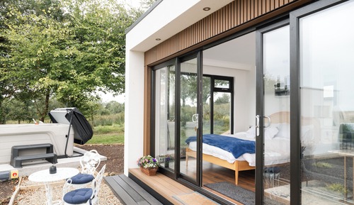 Cabane Luxe, 1 très grand lit, bain à remous, vue lac
