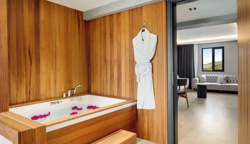Suite, 1 très grand lit, en bord de piscine