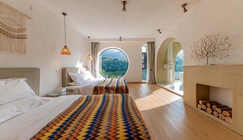 Chambre Familiale Double ou avec lits jumeaux, vue colline