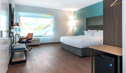 Chambre, 1 très grand lit, baignoire