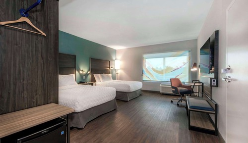 Chambre, 2 grands lits (Mobility, Hearing, Roll-In Shower)