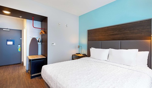 Chambre, 1 très grand lit, accessible aux personnes à mobilité réduite (Hearing)