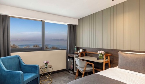 Deluxe Family Room Lake View