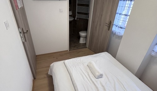 Chambre Supérieure, 1 grand lit 1 place