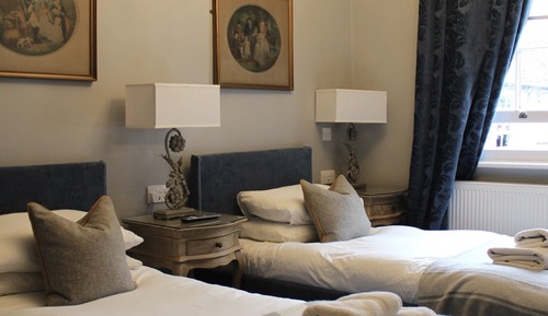 Chambre avec lits jumeaux, salle de bains attenante