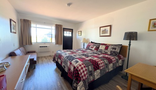 Chambre, 1 très grand lit, salle de bains privée, vue fleuve