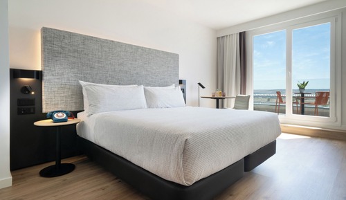 Chambre, terrasse (The Innside Room)