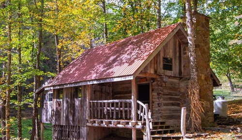 Cabane, 1 grand lit et 1 canapé-lit, bain à remous