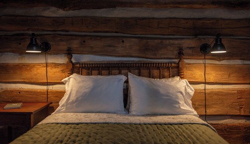 Cabane, 1 grand lit, baignoire à jets