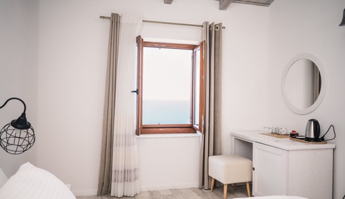 Chambre Triple Deluxe, 1 très grand lit et 1 canapé-lit, salle de bains privée, vue mer