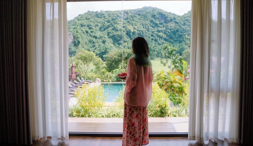 Chambre Junior, vue vallée, en bord de piscine