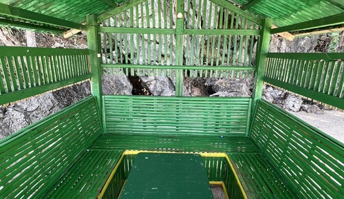 Cabane, dortoir mixte, vue mer, en bord de plage
