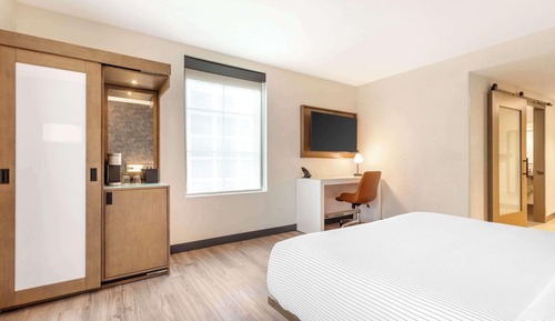 Chambre, 1 très grand lit, accessible aux personnes à mobilité réduite, non-fumeurs