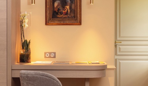 Suite Junior, 1 très grand lit, salle de bains attenante, côté jardin