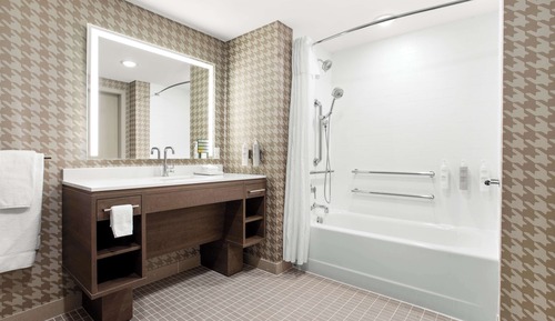 Suite, 1 très grand lit, accessible aux personnes à mobilité réduite, baignoire