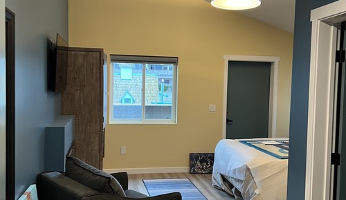 Chambre Ville, 1 grand lit et 1 canapé-lit, cheminée, vue partielle sur la mer