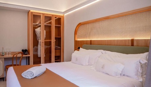 Suite Junior, balcon, vue ville (2 Adults + 1 Children)