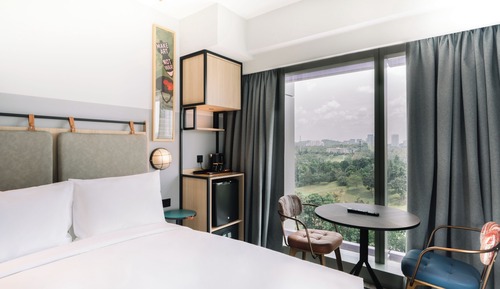 Chambre, 1 grand lit, vue golf, en angle