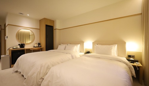 Chambre Familiale avec lits jumeaux, vue ville